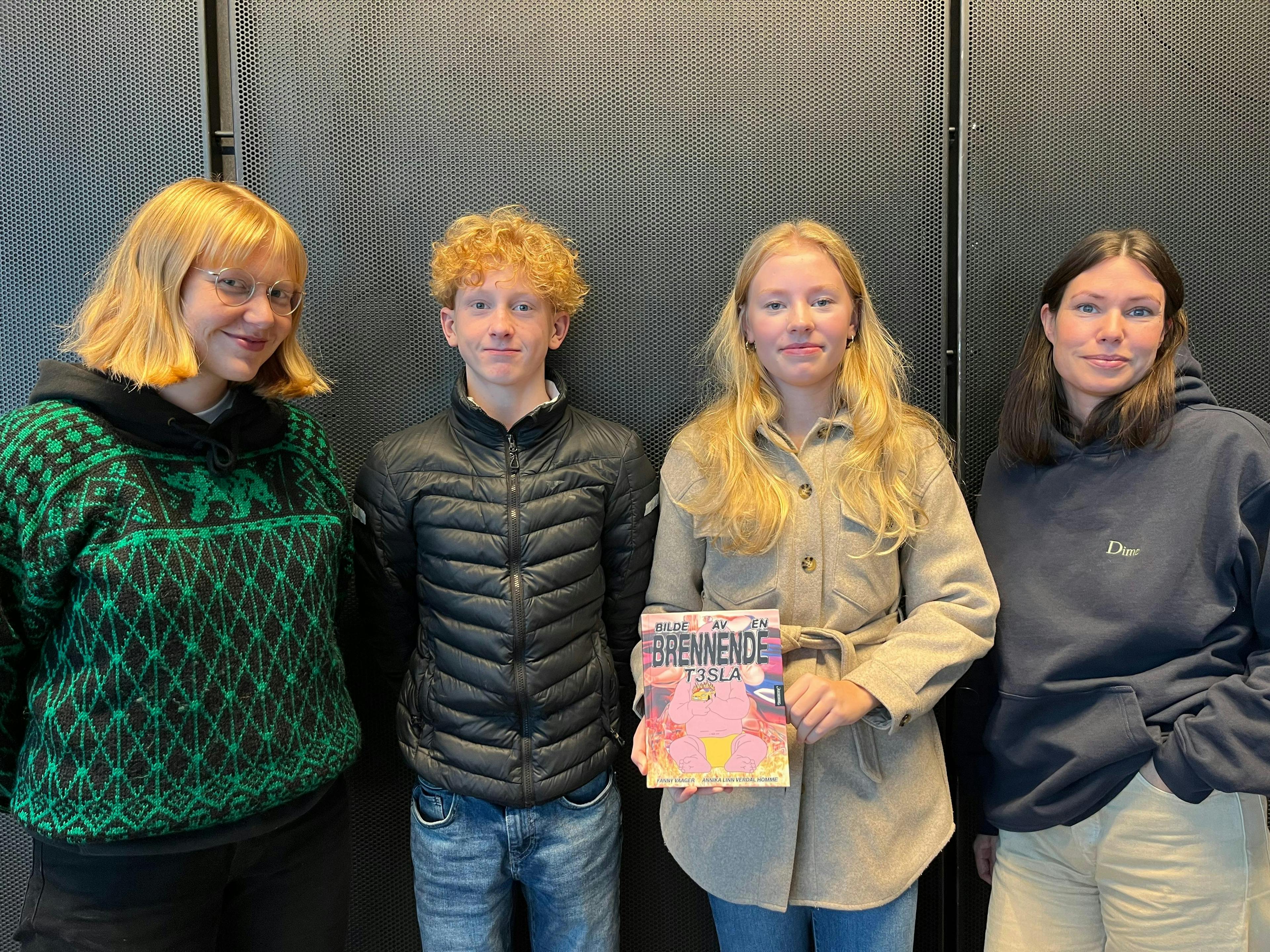 Annika, Lage, Louise og Fanny har snakket sammen om Bilde av en brennende Tesla. Foto: Petra J. Helgesen / Foreningen !les